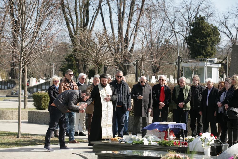 <p>Voljenom glumcu i beogradskom šmekeru Draganu Nikoliću, koji je preminuo u 72. godini, nakon duge borbe sa opakom bolešću, jutros je održan trogodišnji pomen na Novom groblju.</p>