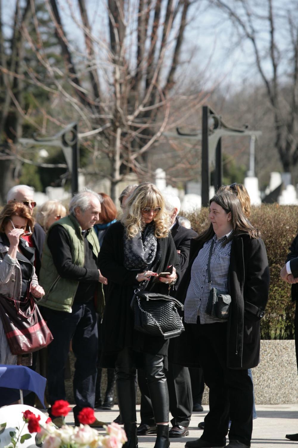 <p>Voljenom glumcu i beogradskom šmekeru Draganu Nikoliću, koji je preminuo u 72. godini, nakon duge borbe sa opakom bolešću, jutros je održan trogodišnji pomen na Novom groblju.</p>