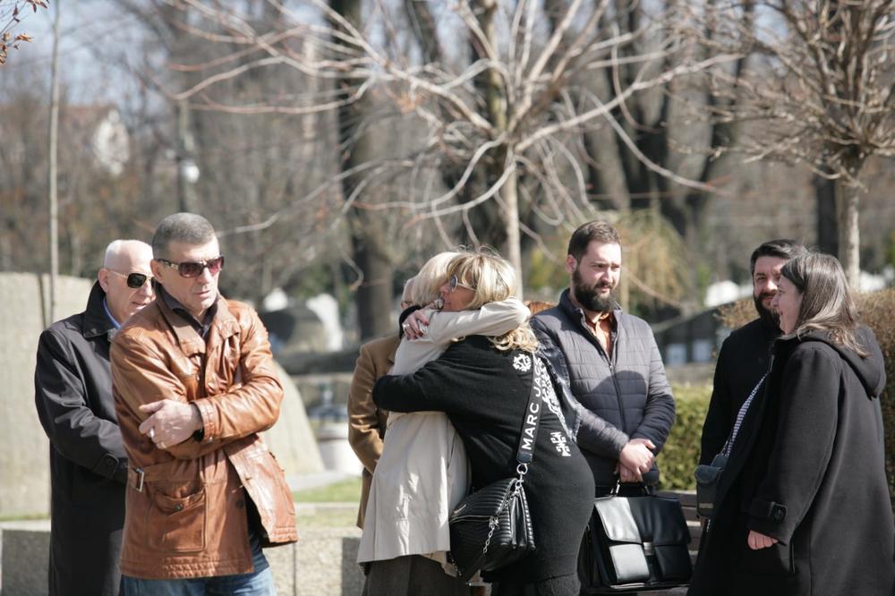 <p>Voljenom glumcu i beogradskom šmekeru Draganu Nikoliću, koji je preminuo u 72. godini, nakon duge borbe sa opakom bolešću, jutros je održan trogodišnji pomen na Novom groblju.</p>