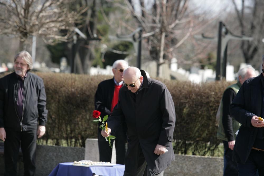 <p>Voljenom glumcu i beogradskom šmekeru Draganu Nikoliću, koji je preminuo u 72. godini, nakon duge borbe sa opakom bolešću, jutros je održan trogodišnji pomen na Novom groblju.</p>