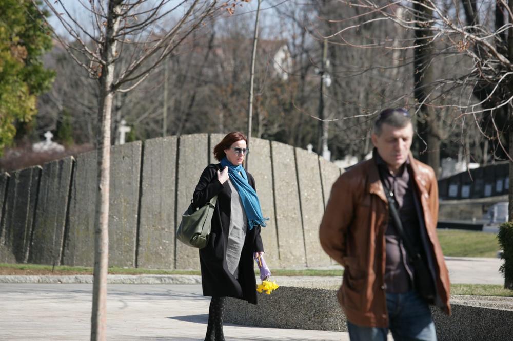 <p>Voljenom glumcu i beogradskom šmekeru Draganu Nikoliću, koji je preminuo u 72. godini, nakon duge borbe sa opakom bolešću, jutros je održan trogodišnji pomen na Novom groblju.</p>