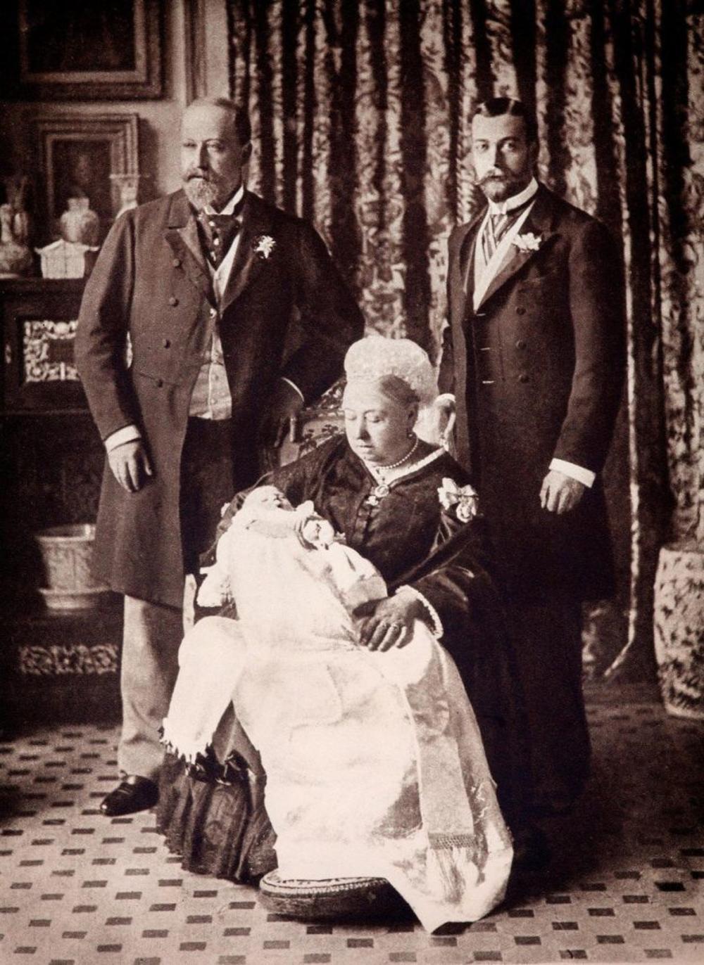 Budući Džordž V u naručju svoje bake, kraljice Viktorije, dok je uz njih i njegov tata, budući kralj Edvard VII