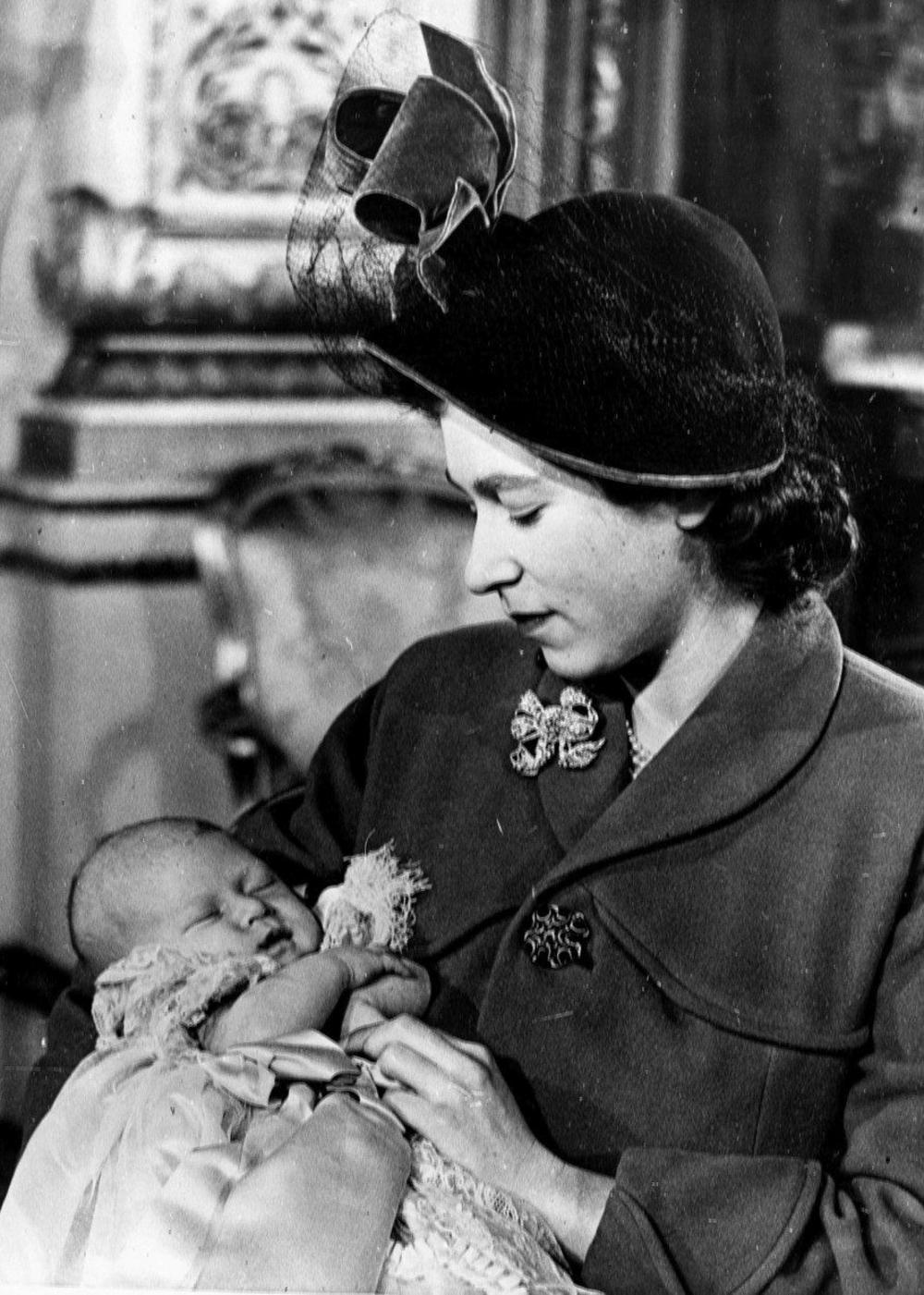 Elizabeta II i maleni princ Čarls