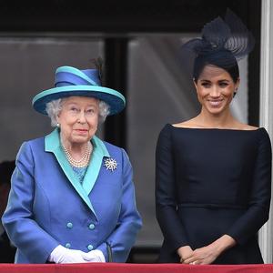 JOŠ JEDNO ODSTUPANJE OD PRAVILA ALI I UPOZNAVANJE SA BAKOM I PRABAKOM: Susret kraljice Elizabete i malenog Arčija prosto je NEODOLJIV! (FOTO)