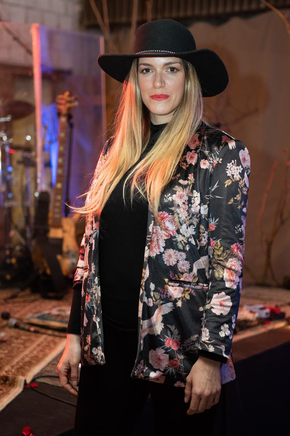 <p>Ana Stanić je nakon veselog singla "Holivud" predstavila maksi singl "Izgubljeno proleće" sa tri nove pesme, tri balade " Dužan si mi ostao", "Slepo" i Bolesni".</p>