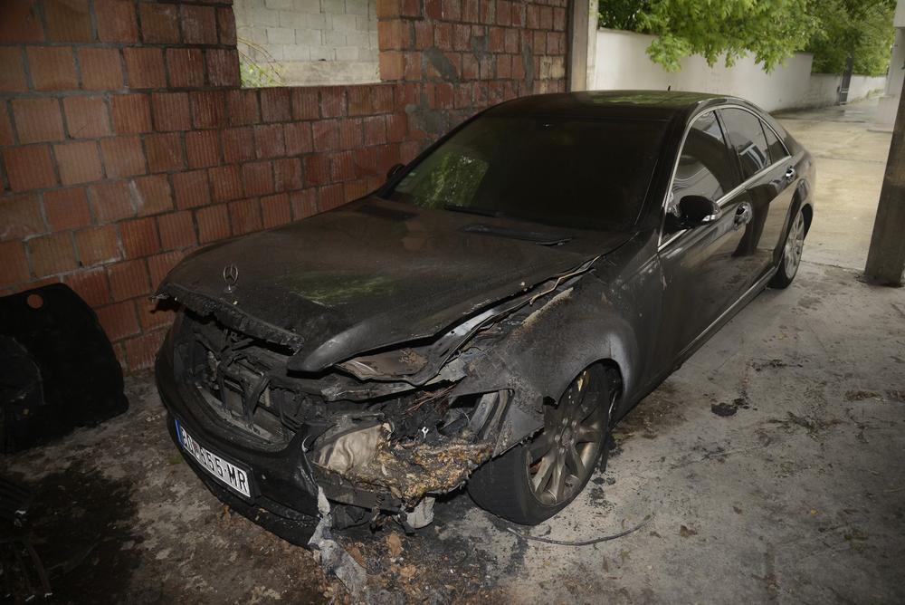 <p>Pevačici Maji Marijani zapaljen je automobil mercedes ispred zgrade u Žarkovu.</p>
