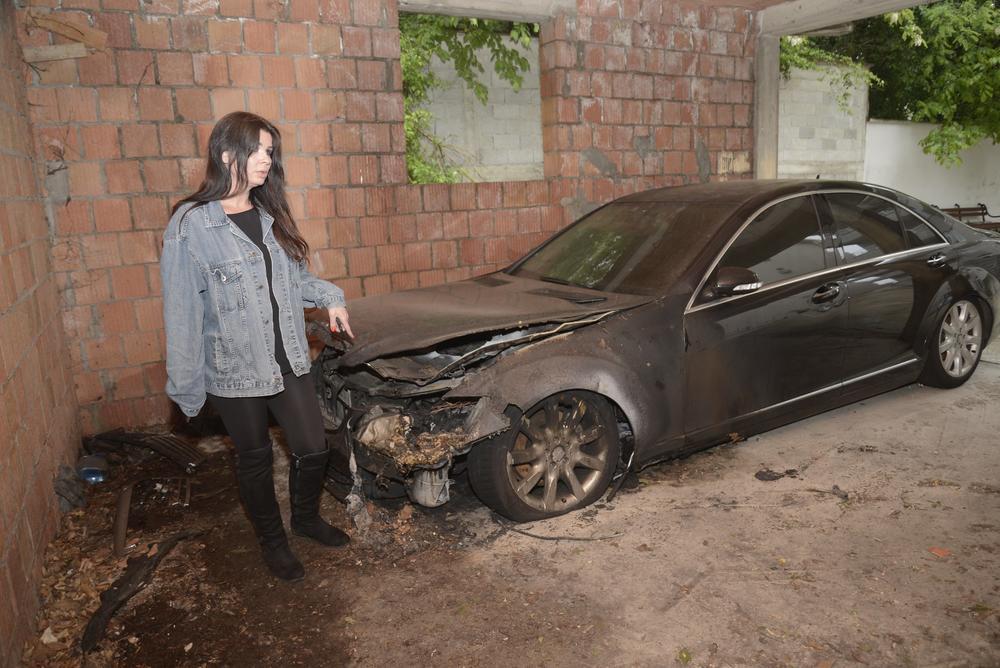 <p>Pevačici Maji Marijani zapaljen je automobil mercedes ispred zgrade u Žarkovu.</p>