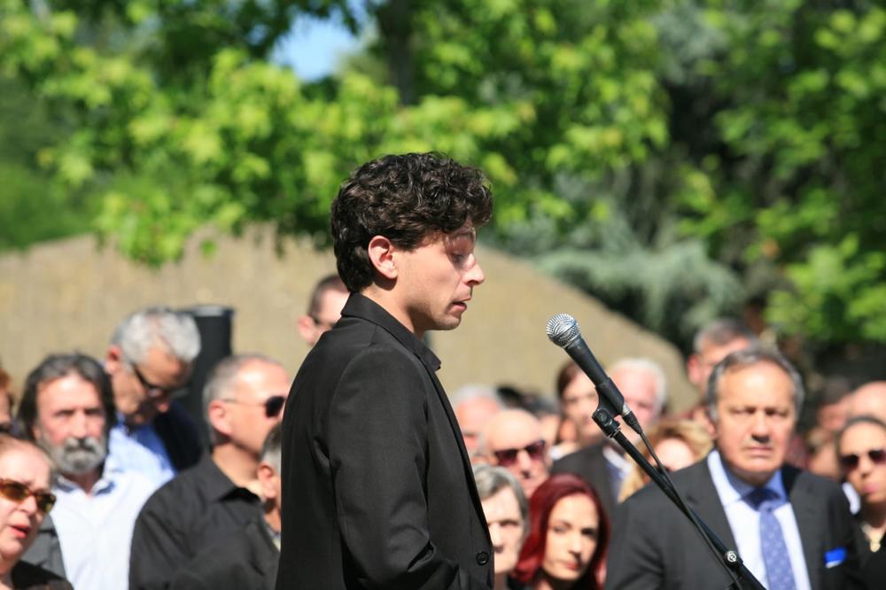 <p>Nakon komemoracije u Jugoslovenskom, dramskom pozorištu veliki broj prijatelja i poštovalaca Mihaila Miše Janketića okupilo se ispred kapele na Novom groblju, gde je Miša sahranjen.</p>