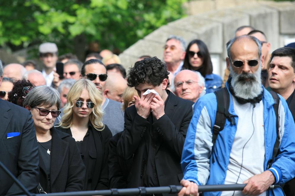 <p>Nakon komemoracije u Jugoslovenskom, dramskom pozorištu veliki broj prijatelja i poštovalaca Mihaila Miše Janketića okupilo se ispred kapele na Novom groblju, gde je Miša sahranjen.</p>