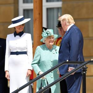 KRALJICA ELIZABETA ISPISALA ISTORIJU:  Britanska kraljica ugostila Melaniju i Donalda Trampa - kombinacija lepe SLOVENKE obara sa nogu! (FOTO)