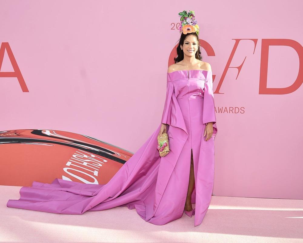 <p>U moru lepotica koje su se pojavile u ponedeljak veče u Njujorku izdvojila se Dženifer Lopez. Naime, ona je počastvovana titulom modne ikone.</p>