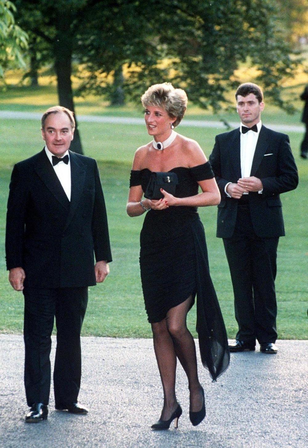 <b>   Osvetnička haljina princeze Dajane (1994) </b> 
<i>   Dizajnerka: Kristina Stambolijan </i> 
Na dan kada je princ Čarls na televiziji priznao da je varao suprugu princezu Dajanu s Kamilom Parker Bouls, princeza od Velsa je trebalo da prisustvuje jednom događaju.
Umesto da otkaže svoje pojavljivanje, princeza Dajana je hrabro otišla u javnost, a u poslednjem trenutku je odlučila da ponese asimetričnu mini-haljinu koja je pokazala da ona ne gubi vreme na tugovanje i potom ušla u istoriju.
