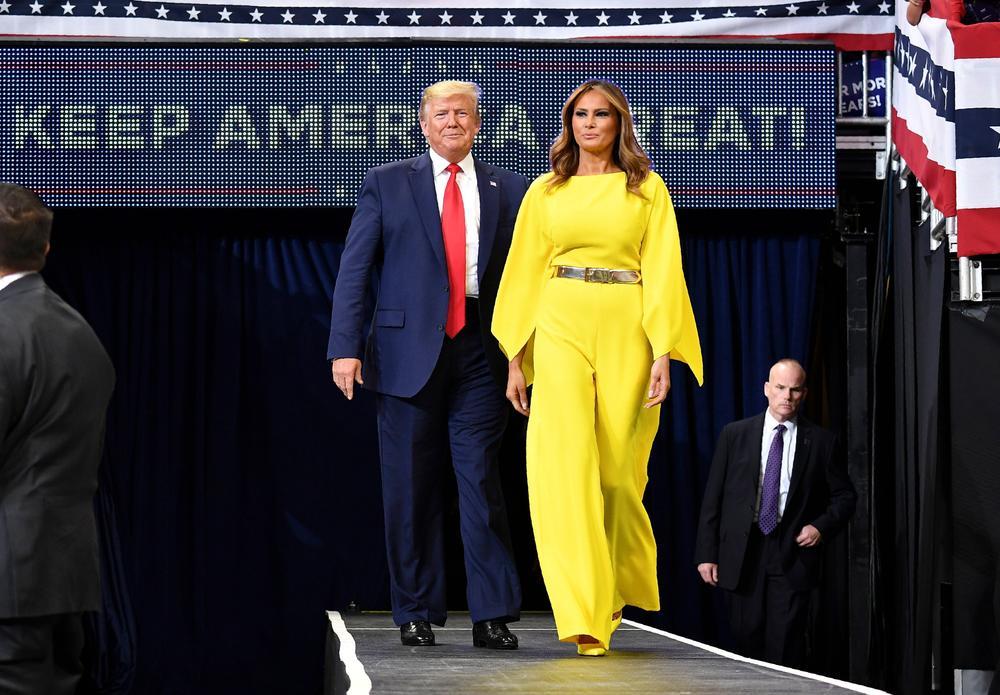 <p><br />
Dok porodica Tramp broji poslednje sate u Beloj kući, prisećamo se odevnih kombinacija jedne od najbolje odevenih žena koje su živele u njoj<br />
<strong>Donald Tramp</strong> više nije predsednik Amerike.</p>