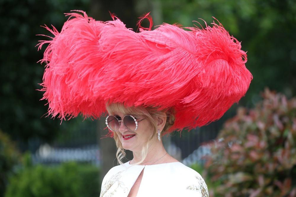<p>Specifično za ovaj događaj jeste što su dame slobodne da izaberu najšarenije i i potpuno neobične šešire kao obavezni modni dodatak! </p>