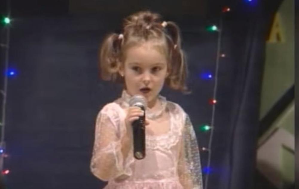 <p>Već svojim prvim nastupom očarala je javnost, kada je sa samo 5 godina nastupila na dečijem festivalu "Šta se pjesmom sanja".</p>