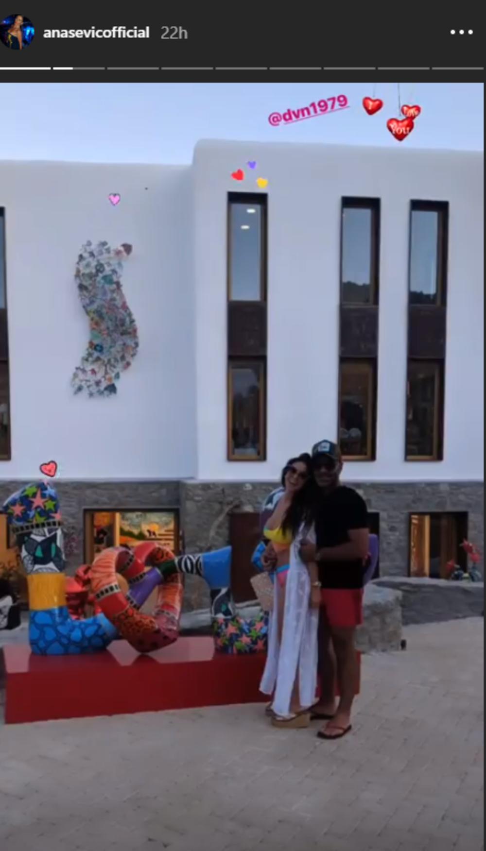 <p>Ana i njen momak Danijel provode divno vreme na popularnoj destinaciji Mikonos.</p>