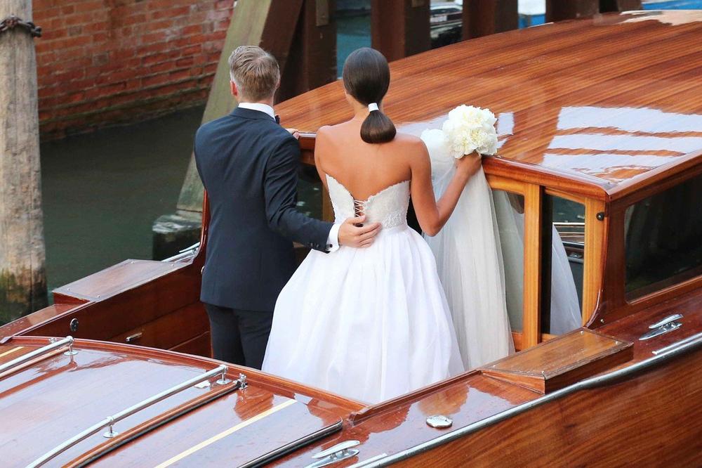 <p>Pre četiri godine, srpska teniserka zavetovala se na večnu ljubav nemačkom fudbaleru, a detalje romantičnog venčanja u Veneciji pratio je ceo svet</p>