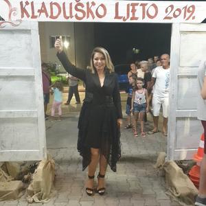 NEDA UKRADEN POSLE 40 GODINA NASTUPILA NA PREPUNOM TRGU: Emotivno veče u Velikoj Kladuši