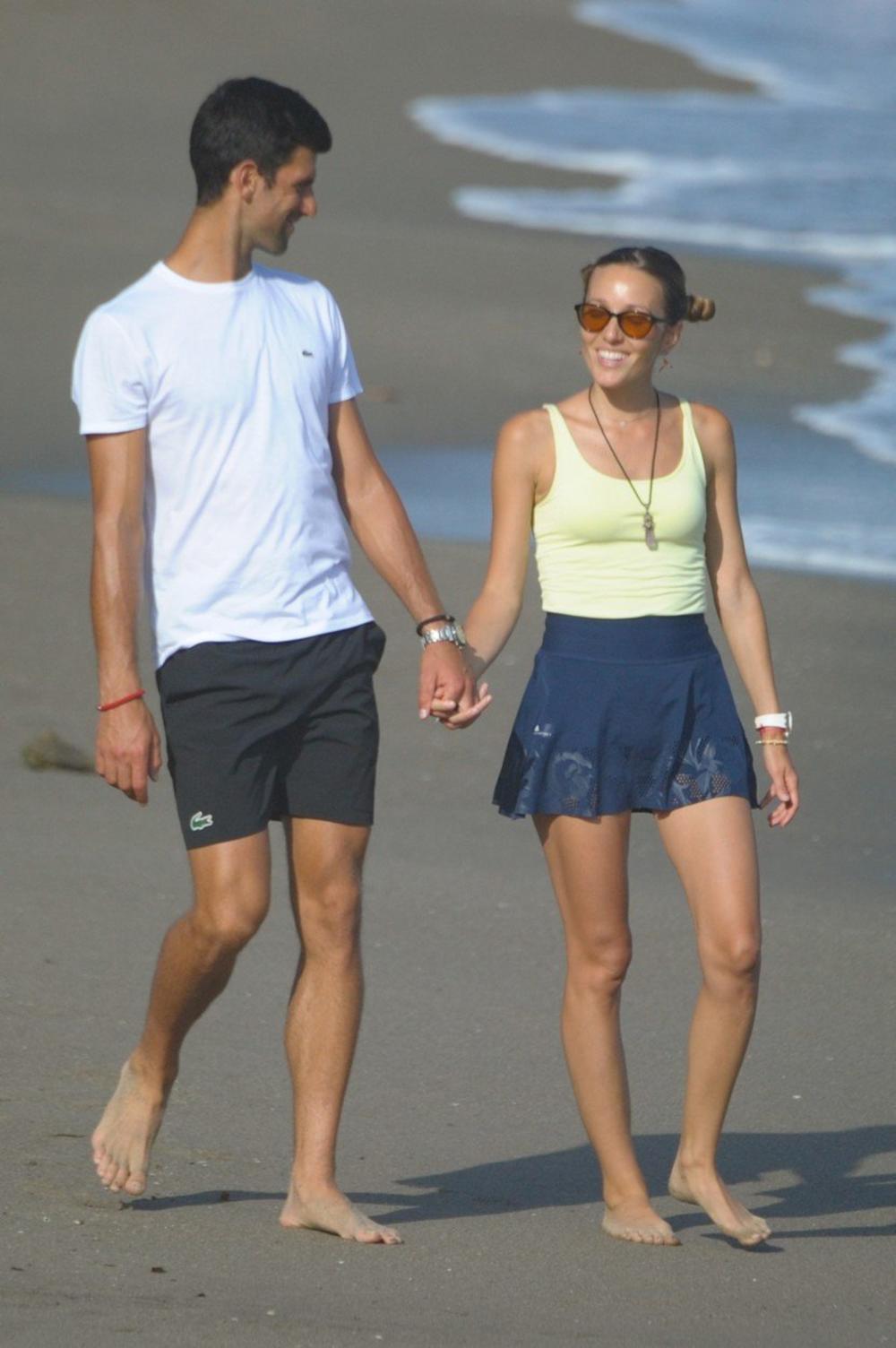 <p>Jelena i Novak deluju zaljubljenije nego ikada, što dokazuju i slike gde zagrljeni šetaju.</p>