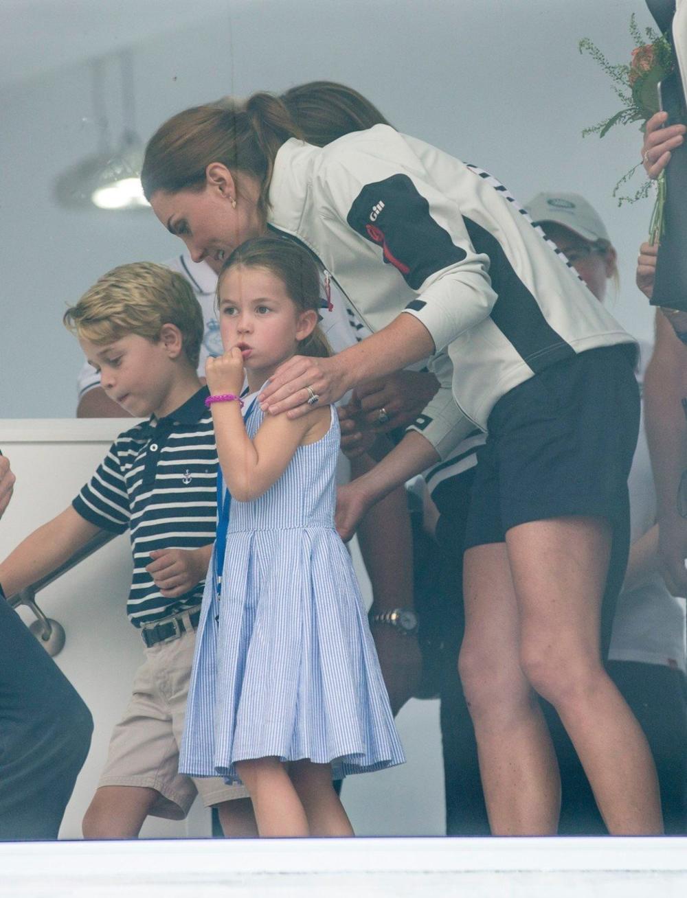 <p><strong>Princ Džordž</strong> i <strong>princeza Šarlot</strong> s vremena na vreme pridruže se svojim roditeljima u njihovim aktivnostima, a mnogi su primetili da je gotovo neverovatno da su tako mala deca uvek mirna i poslušna.</p>
