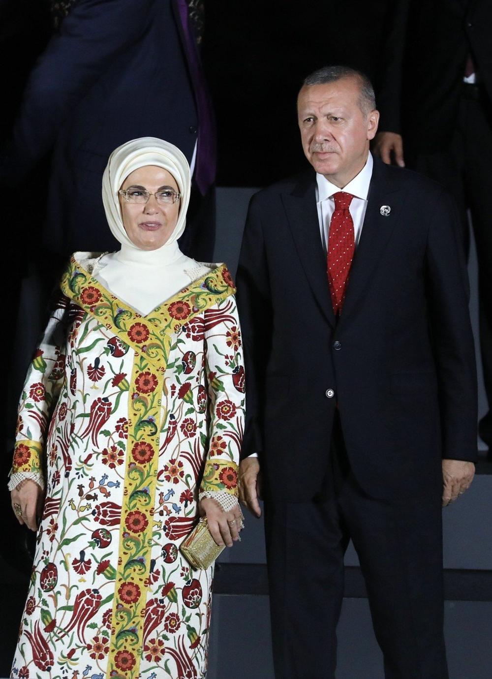 <p>Supruga turskog predsednika, <strong>Emine Erdogan</strong>, ima 64 godine i rođena je u Istanbulu. Sa Redžepom Tajipom Erdoganom ima četvoro dece, dve ćerke i dva sina — <strong>Ahmeta Buraka, Nekmetin Bilal, Esru i Sumeje.</strong></p>