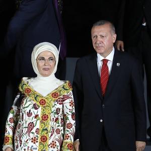 TVRDI DA ŽIVI SKROMNO, A OMILJENA ZABAVA JOJ JE TROŠENJE NOVCA: Supruga turskog predsednika prava je MISTERIJA, a zbog jednog razloga njegova majka nije htela NI DA ČUJE za nju