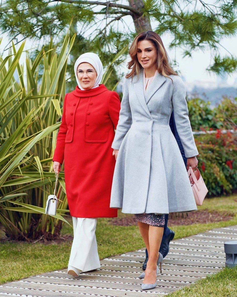 <p>Supruga turskog predsednika, <strong>Emine Erdogan</strong>, ima 64 godine i rođena je u Istanbulu. Sa Redžepom Tajipom Erdoganom ima četvoro dece, dve ćerke i dva sina — <strong>Ahmeta Buraka, Nekmetin Bilal, Esru i Sumeje.</strong></p>