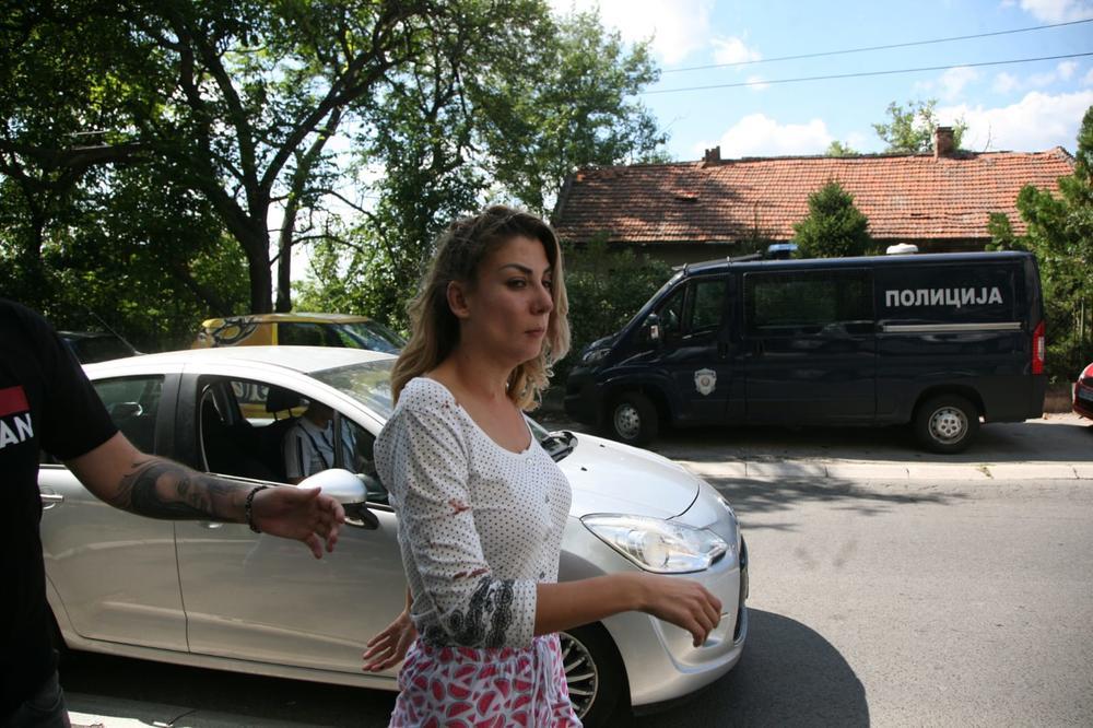 <p>Nadežda Biljić stigla je u policijsku stanicu kako bi dala izjavu o batinama koje je dobila od svog dečka Tome Panića.</p>