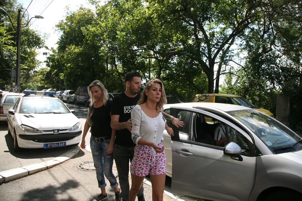 <p>Nadežda Biljić stigla je u policijsku stanicu kako bi dala izjavu o batinama koje je dobila od svog dečka Tome Panića.</p>
