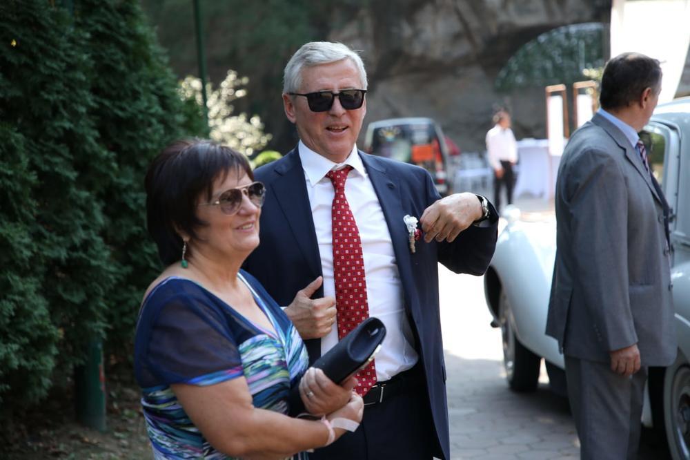 <p>Legendarni fudbaler i trener Crvene zvezde, Vladimir Petrović Pižon, udaje ćerku Ivonu Petrović za dugogodišnjeg izabranika Miloša Jokića.</p>