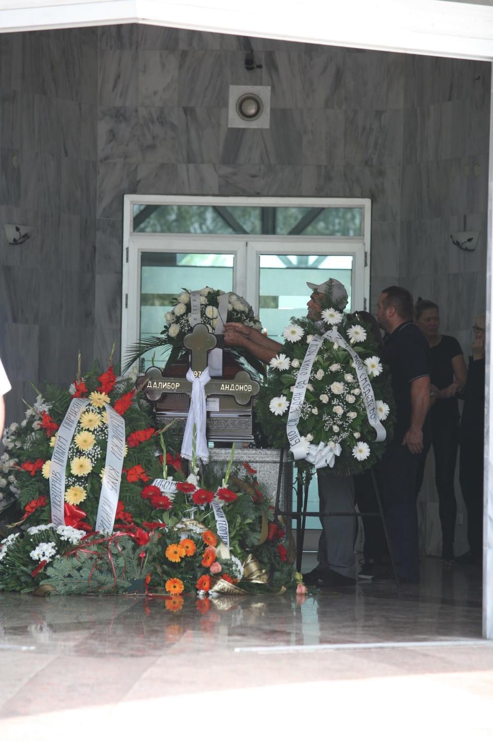 <p>Reper <strong>Dalibor Andonov Gru</strong> biće sahranjen danas na Orlovači, 12. septembra u 14.30 sati.</p>