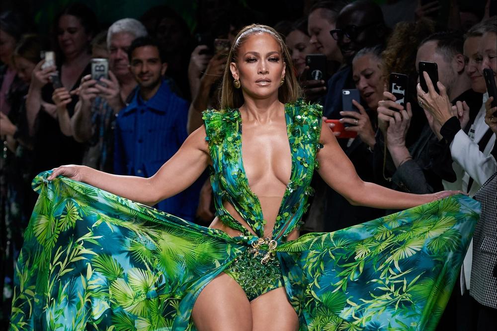 <p>Kultna haljina modne kuće Versaće i danas predstavlja pravu modnu inspiraciju za Dženifer Lopez.</p>