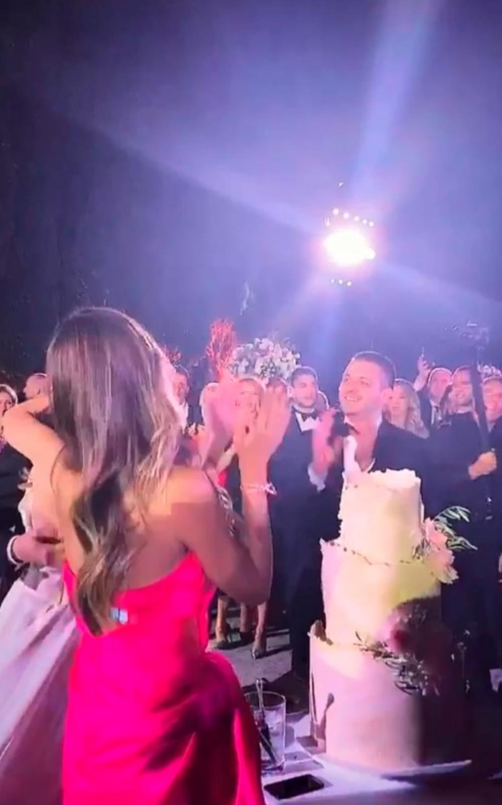 <p>Predsednik Crne Gore Milo Đukanović i njegova supruga Lidija oženili su juče sina jedinca Blaža na gala svadbi u ekskluzivnom letovalištu Svetom Stefanu.</p>