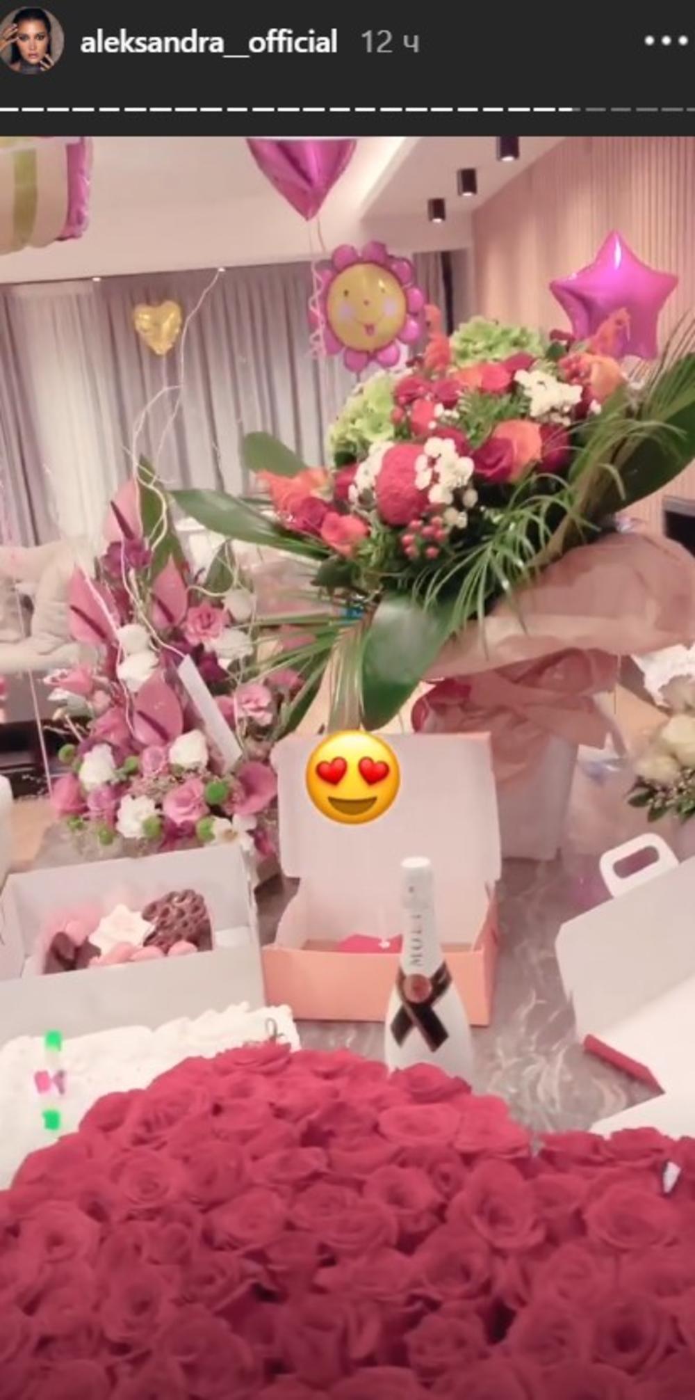 <p>Sve je bilo ukrašeno roze balonima, na meniju su bili prelepi slatkiši...</p>