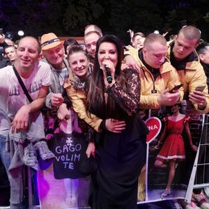 DRAGANA MIRKOVIĆ PEVALA ZA POLA MILIONA GLEDALACA: Folk diva zatvorila letnju turneju spektaklom u Kikindi
