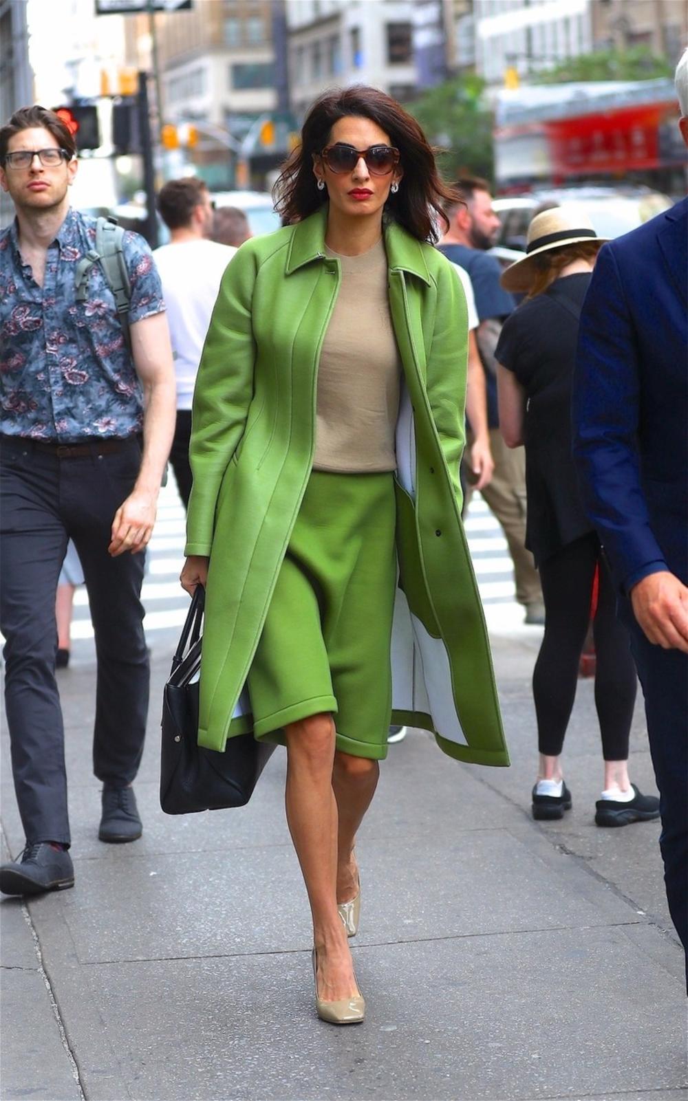 <p>Amal Kluni, supruga Džordža Klunija, fotografisana je juče na ulicama Njujorka i tom prilikom pokazala svima kako jedna uspešna poslovna žena treba da izgleda.</p>