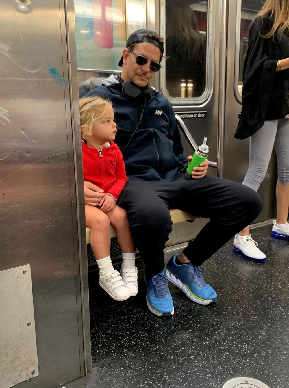 <p>Glumac se ponaša kao i sav normalan svet, te nema nikakav problem da se sa ćerkom vozi metroom.</p>