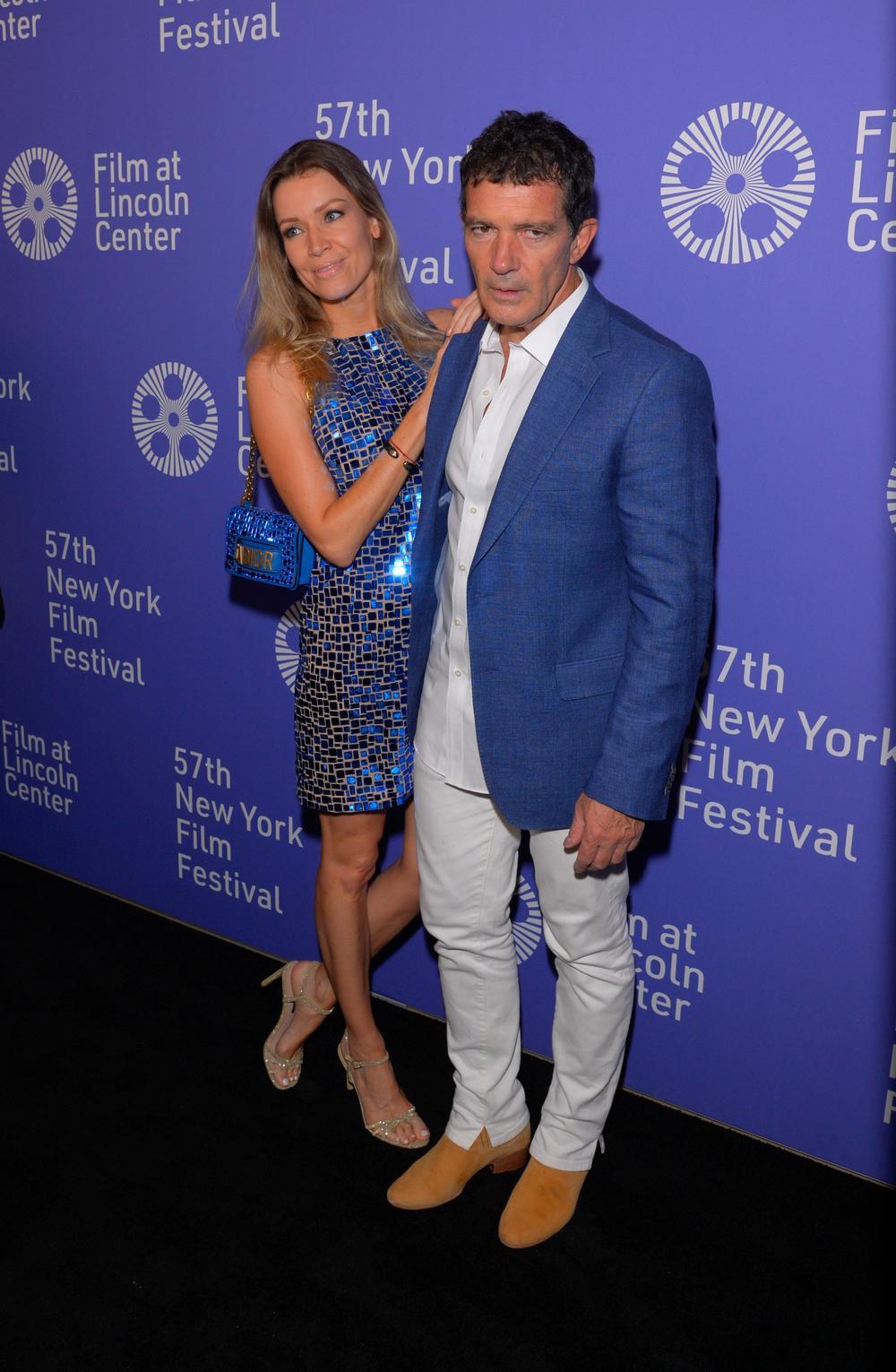 <p><br />
Glumac Antonio Banderas (59) bio je sinoć na premijeri filma "Pain and glory" na Njujorškom filmskom festivalu sa svojom 20 godina mlađom partnerkom Nikol Kimpel.</p>