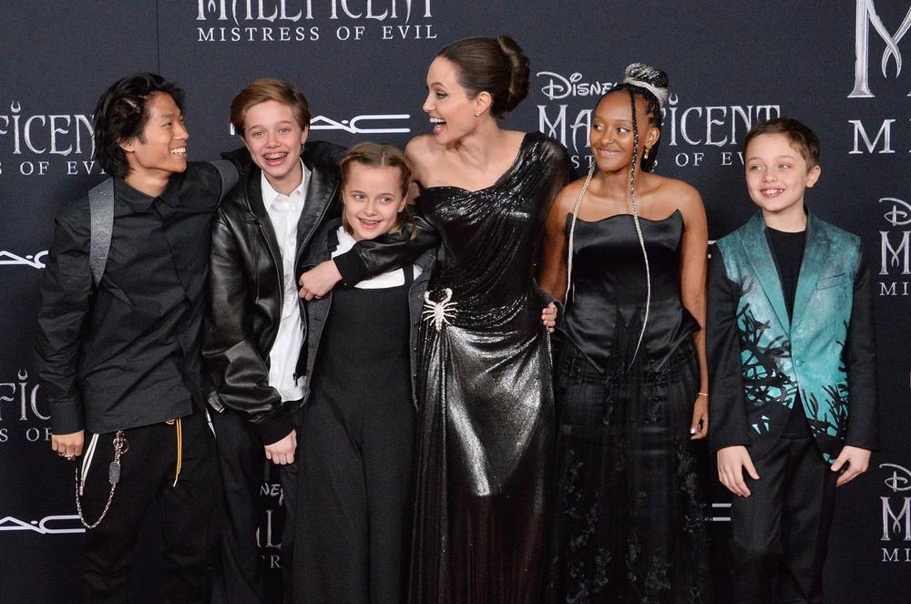 <p>Poznata glumica s kolegom Bredom Pitom ima šestoro dece, a sada je prvi put pričala o tome kako njihova porodica funkcioniše posle razvoda.</p>