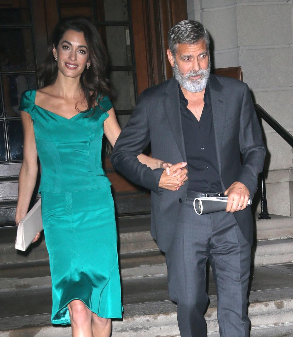 <p>Nakon što je na večeri kojom su proslavili petu godišnjicu braka <strong>Amal Kluni </strong>blistala, a <strong>Džordž </strong>izgledao kao zbunjeni prolaznik, ovog puta su oboje bili spremni za crveni tepih.</p>