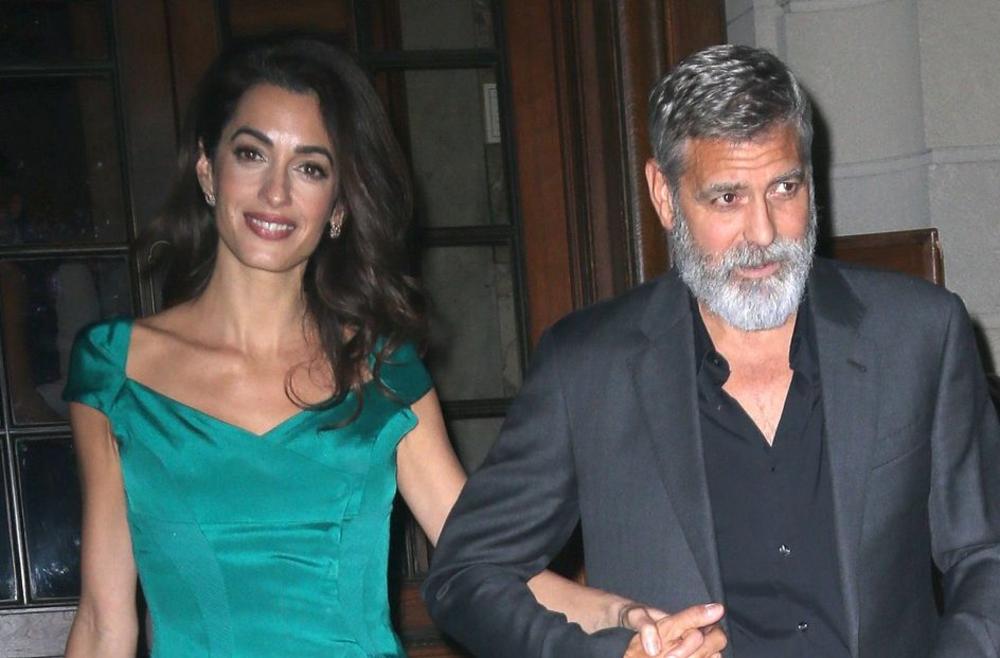 <p>Nakon što je na večeri kojom su proslavili petu godišnjicu braka <strong>Amal Kluni </strong>blistala, a <strong>Džordž </strong>izgledao kao zbunjeni prolaznik, ovog puta su oboje bili spremni za crveni tepih.</p>