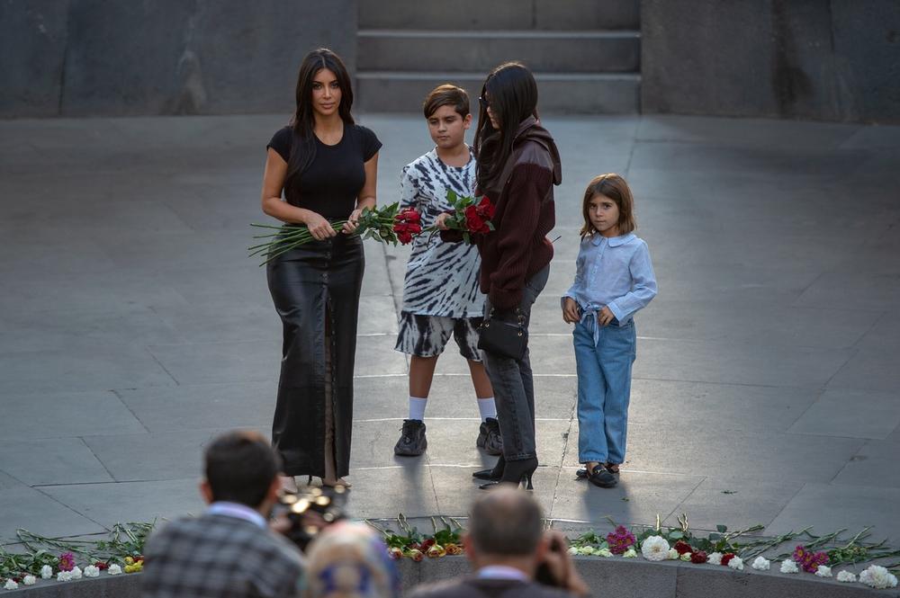 <p>Prošle nedelje, svi svetski mediji su javili da je čuvena TV zvezda odvela svoje četvoro dece u Jermeniju kako bi ih krstila u zemlji iz koje potiče njen otac <strong>Robert Kardašijan</strong>.</p>