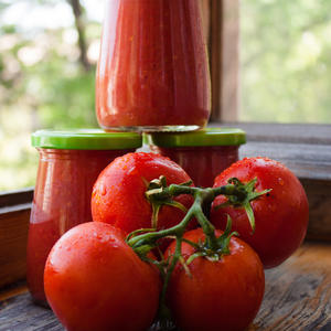 PROVEREN STARINSKI NAČIN: Najukusniji sok od paradajza bez konzervansa pravi se OVAKO (RECEPT)