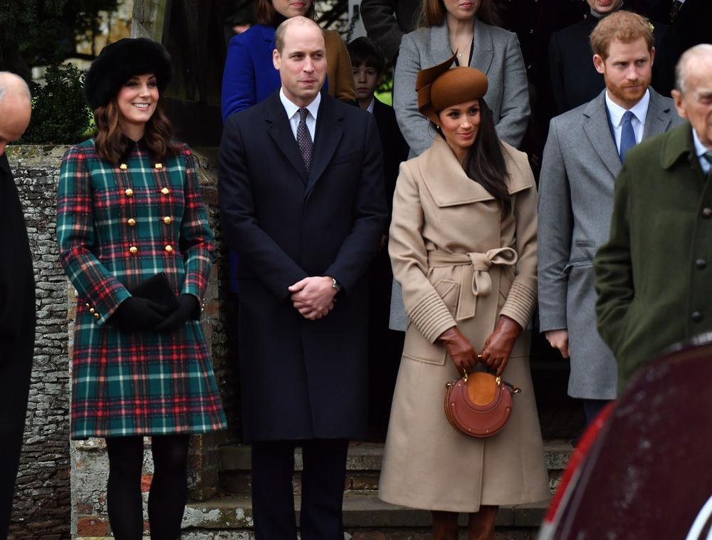 <p>Bakingemska palata podelila je neodoljive fotografije s okupljanja britanske kraljevske porodice minulog vikenda, ali jedno ipak upada u oči — činjenica da vojvoda i vojvotkinja od Saseksa nisu prisutni.</p>