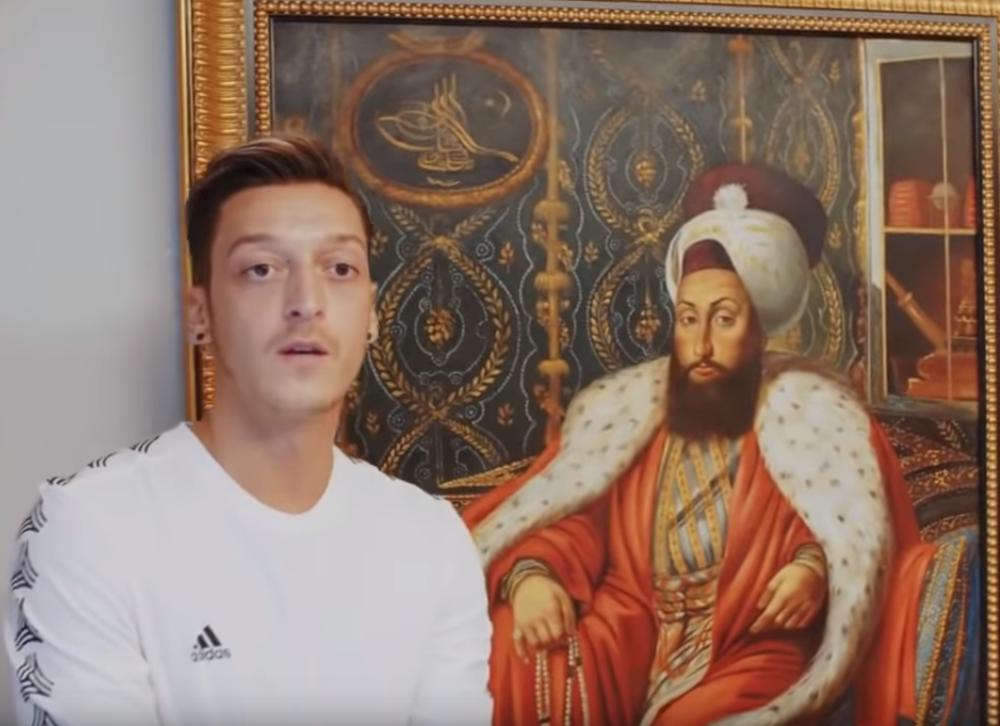 <p>Nemački fudbaler turskog porekla <strong>Mesut Ozil</strong> pokazao je kako izgleda njegov londonski dom i ostavio fanove bez reči.</p>
