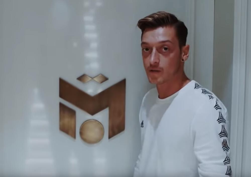 <p>Nemački fudbaler turskog porekla <strong>Mesut Ozil</strong> pokazao je kako izgleda njegov londonski dom i ostavio fanove bez reči.</p>