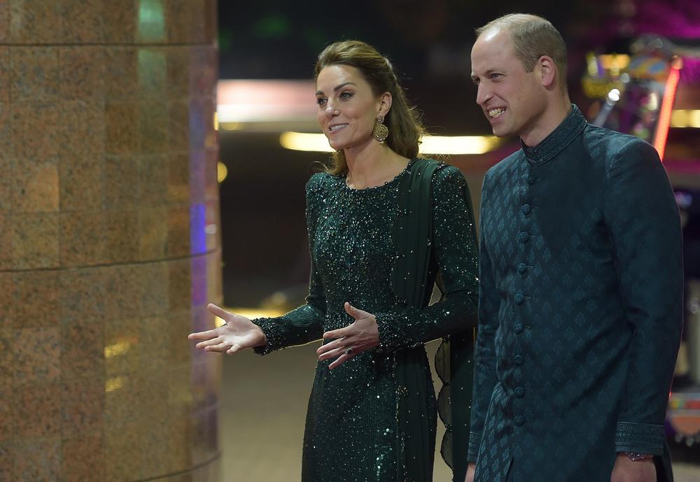 <p>Vojvoda i vojvotkinja od Kembridža trenutno borave u Pakistanu, a svaka odevna kombinacija lepe supruge princa Vilijama svojevrsna je modna lekcija!</p>