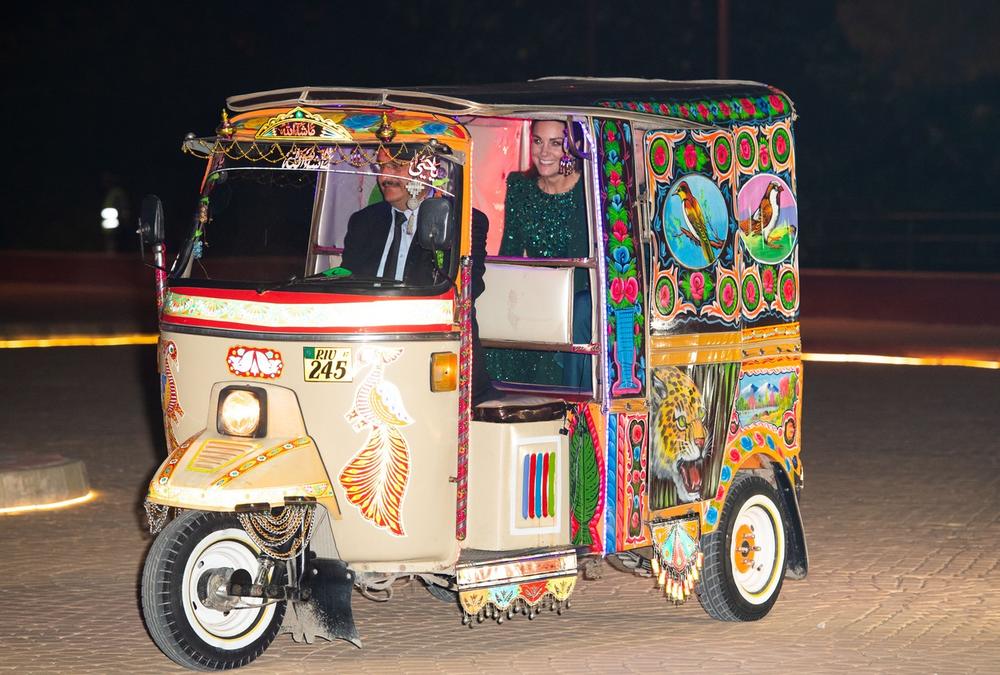 <p>Vojvoda i vojvotkinja od Kembridža trenutno borave u Pakistanu, a svaka odevna kombinacija lepe supruge princa Vilijama svojevrsna je modna lekcija!</p>