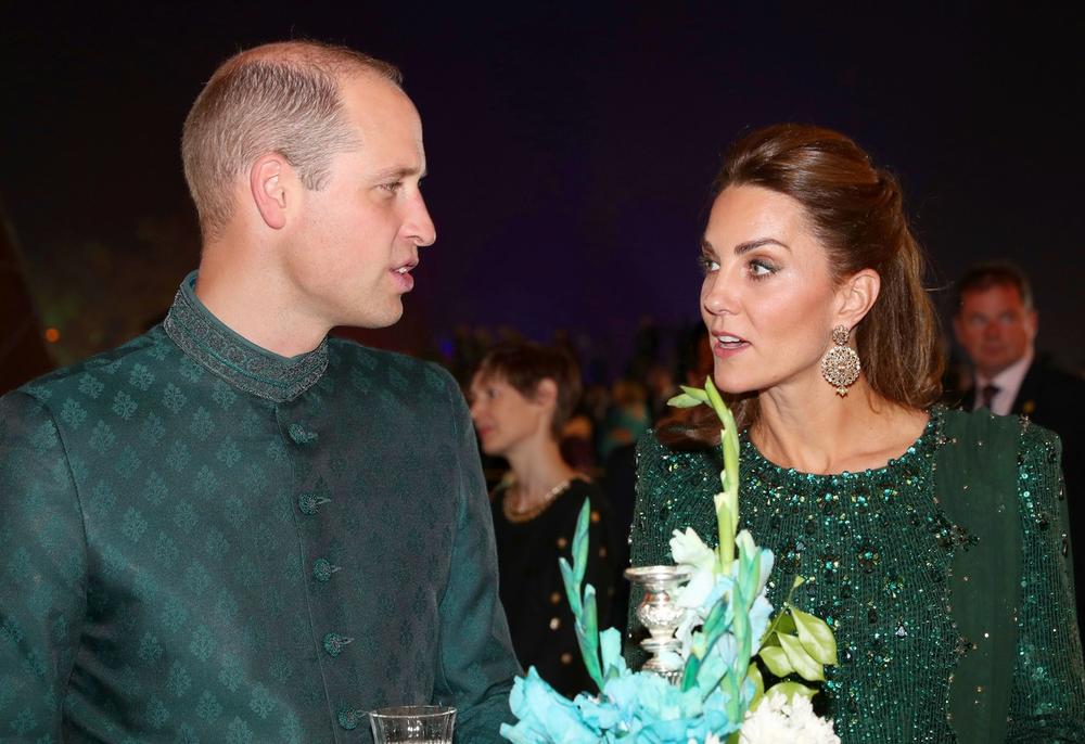 <p>Vojvoda i vojvotkinja od Kembridža trenutno borave u Pakistanu, a svaka odevna kombinacija lepe supruge princa Vilijama svojevrsna je modna lekcija!</p>
