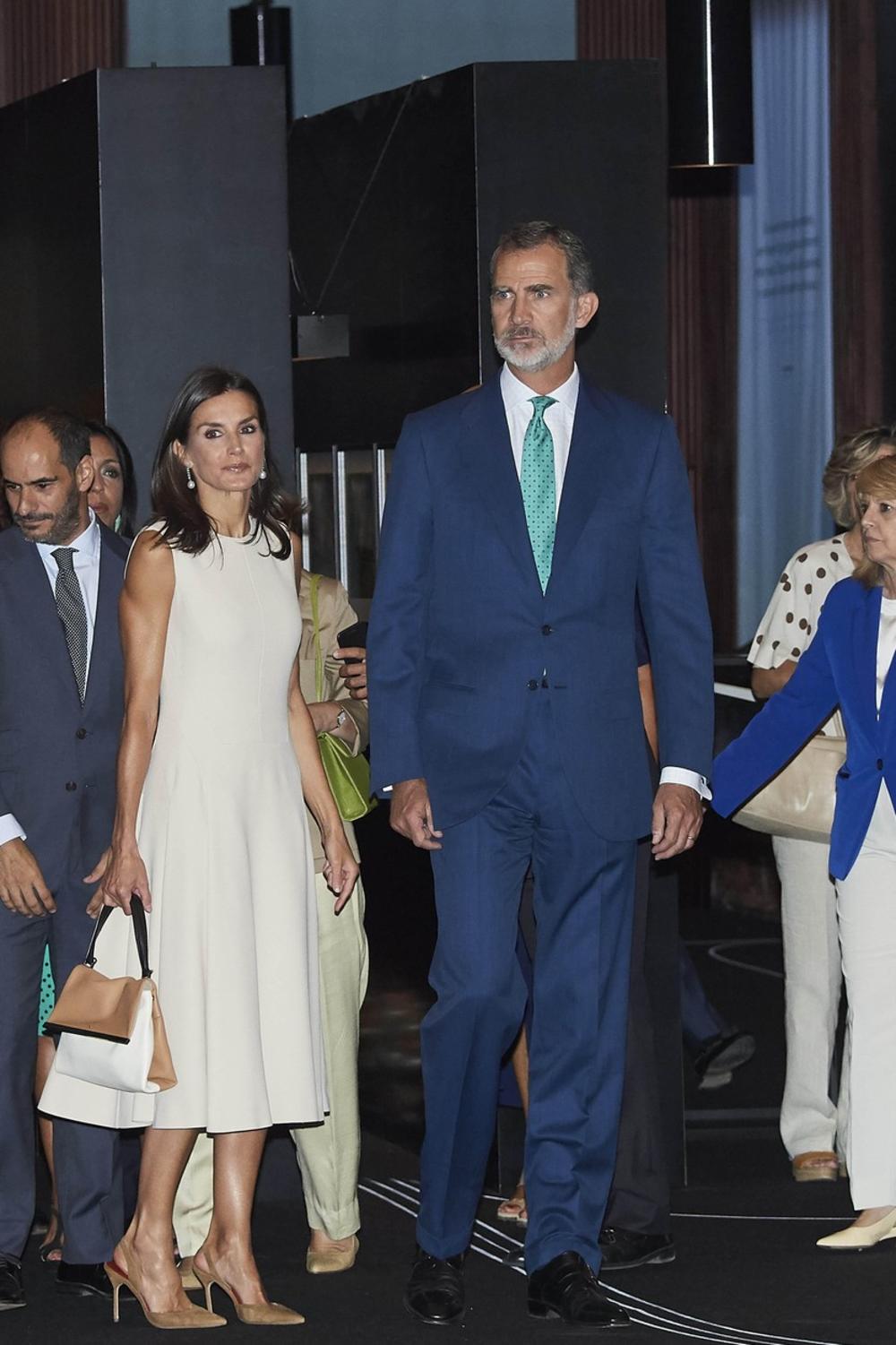 <p>Ove godine interesantna haljina bele boje koju potpisuje ugledni španski dizajner bila je veoma popularna među tamošnjima slavnim damama.</p>